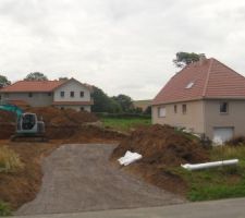 Apr&egrave;s quelques heures de travail, acc&egrave;s termin&eacute;e, et terrassement pour accueillir la maison presque termin&eacute;e.
Le terrassement sera r&eacute;alis&eacute;e en 2 fois.
L'urgence &eacute;tant de faire la dalle pour pour fin Juillet, mais la pose de l'ossature pr&eacute;vus la deuxi&egrave;me quinzaine de Septembre.