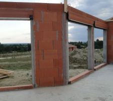 Vue du sejour et porte fen&ecirc;tre chambre