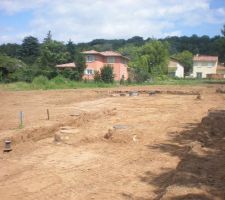 Travaux de viabilisation

(d&eacute;limitation visible de la rotonde (i.e la placette de retournement) au bout du chemin d'acc&egrave;s)