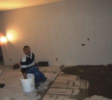 Notre carreleur pr&eacute;f&eacute;r&eacute; au travail :)