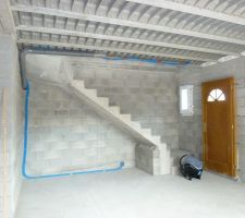 Escalier décoffré et arrivées eaux et évacuation de la salle de bain
