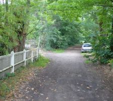 Un chemin forestier champêtre et bucolique permet d'accéder au terrain... sur la gauche, un peu plus loin