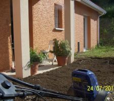 Préparation du terrain avec une bineuse électrique
