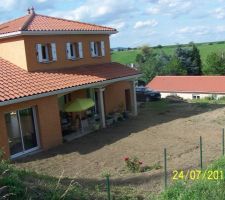 Préparation du terrain, vue sur la terrasse et la partie arrière de la maison depuis le chemin