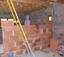 Cloison en brique de 8 pour escalier béton
