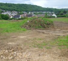 Notre parcelle avec encore sa butte de terre
