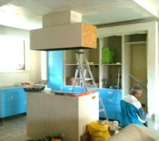 Fin du faux plafond espace cuisine, réalisation d'une arche autour du mur de rangements, cette arche sera éclairée un bandeau led , accroche de la structure hotte pour groupe aspirant tout inox, fintion de la hotte sera en chaux ferrée pour le caisson et en miroir pour le support plafond afin de rendre celle ci plus aérienne, construction de l'ilot cuisson repas qui sera en finition chaux ferrée, intégration des rangements coulissant sur la face interne, structure de l'ilot en chaud ferrée idem hotte