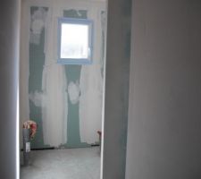Salle de bain avec douche et baignoire en enfilade sur la droite