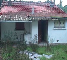 Arri&egrave;re de la maison dans laquelle nous vivrons pendant la restauration des d&eacute;pendances