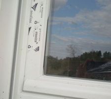 Détérioration des joints par les oiseaux.
Foutue corneilles !!!