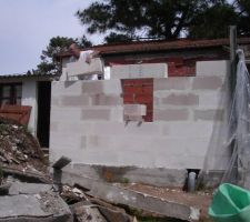 L'ancienne piéce étant en bois et détériorée par les thermites nous l'avons reconstruite en béton cellullaire