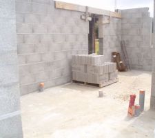 L'entr&eacute;e avec les arriv&eacute;es d'eau des WC du RDC et la cuisine dans le fond.