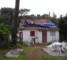 Récupération des tuiles de la maison pour couvrir une partie des dépendances
