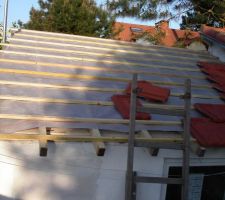 Réalisation de la charpente couverture d'une partie des dépendance avec  les tuiles récupérées sur la maison