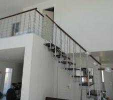 Escalier menant à l'étage en mezzanine (suite parentale et bureau)