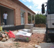 Le carrelage encore dehors ...