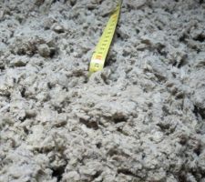 Trente cm de laine de roche en vrac dans les combles perdus