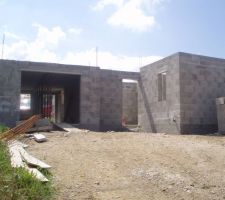 Vue du garage et de l'entr&eacute;e.