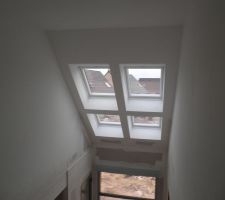 Vide sur hall qui sera fermé par une plateforme en verre