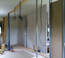 Première peau posée : fond de la chambre de mon petit et les toilettes à côté