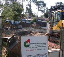 L'on aperçoit les dépendances au fond du terrain