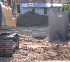 La cave vient d'être livrée:et oui nous verrons plus tard mais il s'agit d'une fosse septique qui sera enterrée sous le garage(encore une idée du constructeur;aujoudhui je peux vous dire qu'elle m'est très pratique:la temperature est de 12 à14°