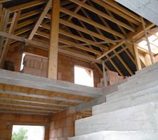 Entreposage au 1er étage des briques pour la maçonnerie des cloisons