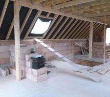 Entreposage au 1er étage des briques pour la maçonnerie des cloisons