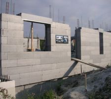 C&ocirc;t&eacute; entr&eacute;e maison - vue des blocs "volets roulants"