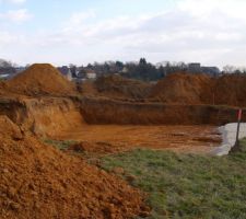 Les premiers coups de pelleteuse lancent le projet! Nous avons choisi une maison sur sous-sol pour utiliser au mieux la pente naturelle du terrain.