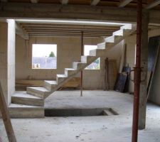 Une vue du RDC. On y voit l'escalier b&eacute;ton qui m&egrave;ne &agrave; l'&eacute;tage.