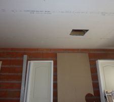 Trappe d'acces placée dans le garage.
Au fond les portes et les volets entreposés
