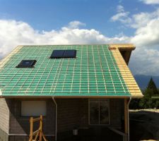 Toiture et sous couverture posée côté sud. Vélux et panneau solaire également