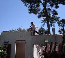 DEPOSE DE LA TOITURE DE LA MAISON A ABATTRE