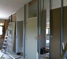 Pose des 2 portes et de la séparation des chambres