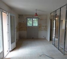 La nouvelle cloison de la cuisine est en cours d'&eacute;l&eacute;vation