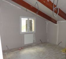 Chambre sud de l'&eacute;tage, le placo est pos&eacute; etr huisseries chang&eacute;es