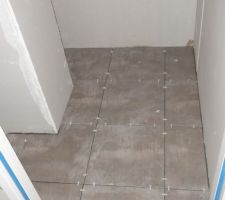 Les WC sont finis d'&ecirc;tre carrel&eacute;, il manque les plinthes et les joints