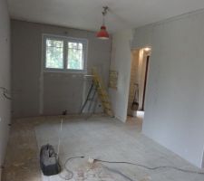 La cloison de la cuisine est mont&eacute;e