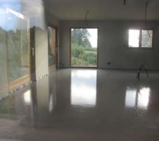 Chape liquide coul&eacute;e. Pas mal de fissures dans la laitance :(