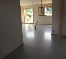 Vue depuis l'entrée, chape coulée, bande et joints à faire