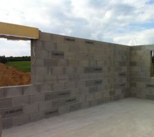 L'entr&eacute;e et le coin du salon  (o&ugrave; il y aura l'escalier de la mezzanine). il manque un rang de parpaing &agrave; la fenetre panoramique (160 par 75) .