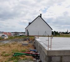 On a choisi un recul de 7 mètres, cela permet de laisser un peu plus de place à l'avant de la construction. Cela permet également d'avoir une pente trop raide pour l'accès au garage.