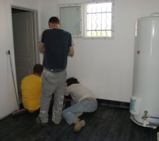 Pose du lino en cours dans la buanderie.