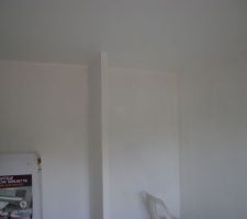 Chambre de Lucas, plafond terminé et sous-couche de base passée sur les murs