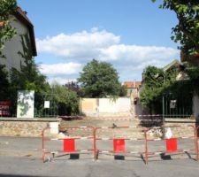 La branche d'arbre enfin coupée, la démolition a enfin pu être réalisée !