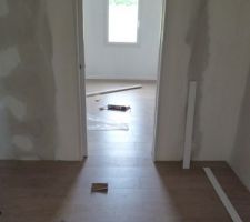 Pose de parquet flottant dans toutes les chambres