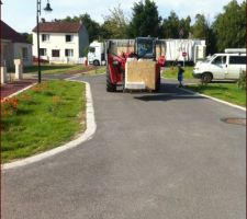 Vidage du camion avec la petite caisse pleine de divers materiaux