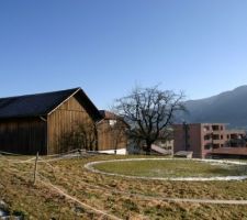 Notre parcelle va &agrave; peut pr&egrave;s de la gauche de la grange jusqu'&agrave; la droite du cercle &agrave; chevaux (dimensions: 40m x 25m)