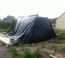 Le bloc sec sur la dalle mais recouvert d'une b&acirc;che noire pour prot&eacute;ger de la pluie